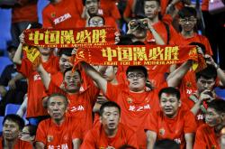 足球直播吧-热血搏杀！球员全力拼搏争取胜利
