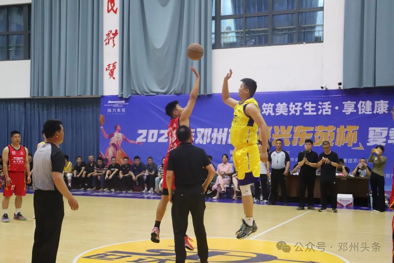 体育比赛热情高涨展开，球员斗志昂扬拼搏的简单介绍