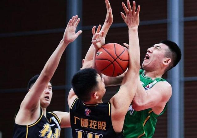 篮球男子半决赛：双方大战演变为惨烈争斗的简单介绍