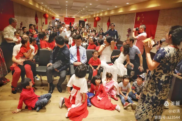 瑞士篮球联赛开幕典礼盛大举行，现场气氛热烈的简单介绍